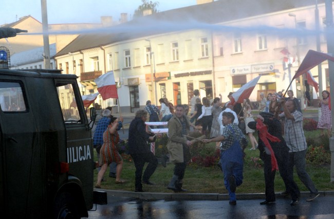 Sceny robotniczego protestu kręcone były w Radomiu, przed kościołem ks. jezuitów. To stąd pobłogosławił uczestników ks. Kotlarz.