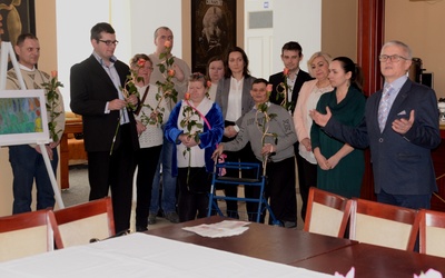 Nagrodzeni uczestnicy WTZ. Z prawej Jerzy Furga, twórca i kierownik Warsztatów Terapii Zajęciowej w Pionkach