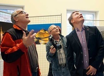 R. Neumann na otwarciu wystawy (pierwszy z prawej) oraz fotoreporterzy: Zdzisław Daniec i Antoni Witwicki.