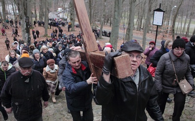 Co tydzień w Drodze Krzyżowej na wejherowskiej kalwarii uczestniczą tysiące wiernych.