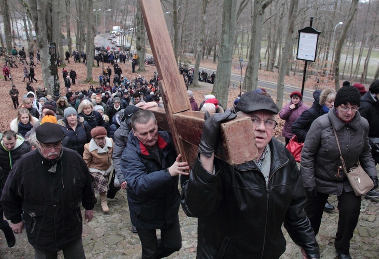 Co tydzień w Drodze Krzyżowej na wejherowskiej kalwarii uczestniczą tysiące wiernych.