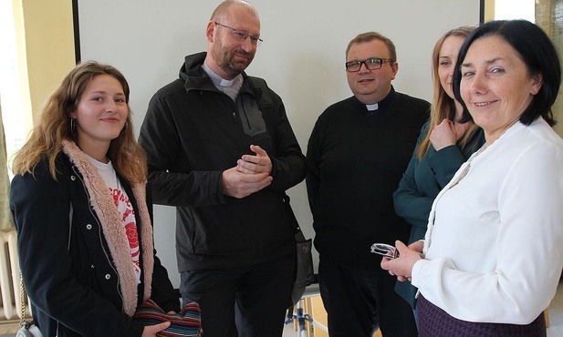 Ola Sikora i ks. Andrzej Wołpiuk (z lewej) - uczestnicy ŚDM w Panamie, z nauczycielami liceum COR