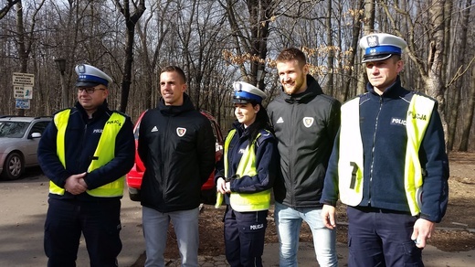 Piłkarze Piasta Gliwice z policjantami patrolują drogi