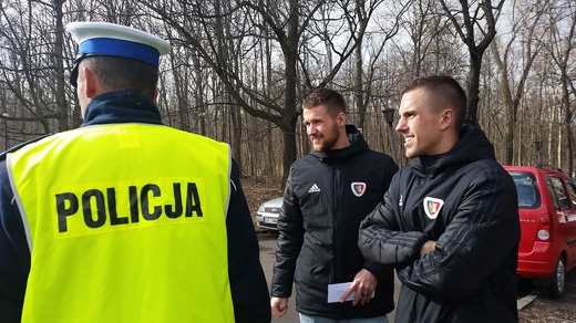 Piłkarze Piasta Gliwice z policjantami patrolują drogi