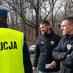 Piłkarze Piasta Gliwice z policjantami patrolują drogi