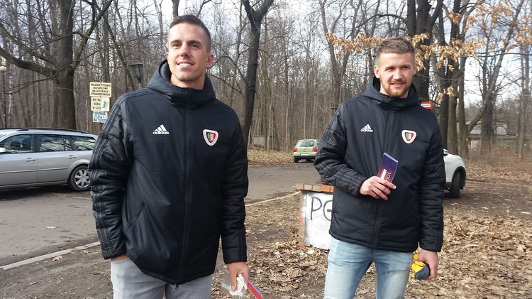 Piłkarze Piasta Gliwice z policjantami patrolują drogi