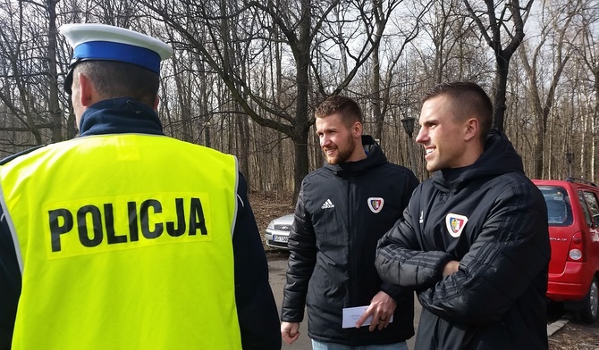 Piłkarze Piasta Gliwice z policjantami patrolują drogi [ZDJĘCIA]