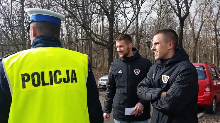 Piłkarze Piasta Gliwice z policjantami patrolują drogi [ZDJĘCIA]