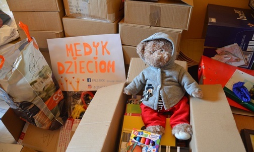 Zabawki, kredki i kolorowanki otrzymają mali pacjenci od bielskich licealistów i ich przyjaciół.