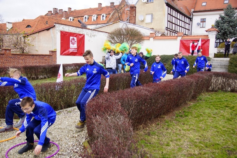 W Dobroszycach kibicują olimpijczykom w Abu Dhabi