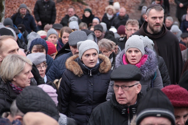 Wejherowo. Droga Krzyżowa kalwaryjskimi ścieżkami 