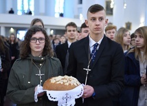 Procesja z darami w kościele bł. Karoliny