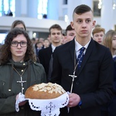 Procesja z darami w kościele bł. Karoliny