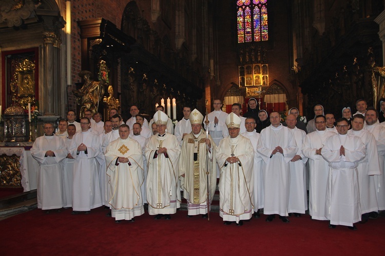 Święto patronalne abp. Józefa Kupnego i nowi nadzwyczajni szafarze Komunii św.