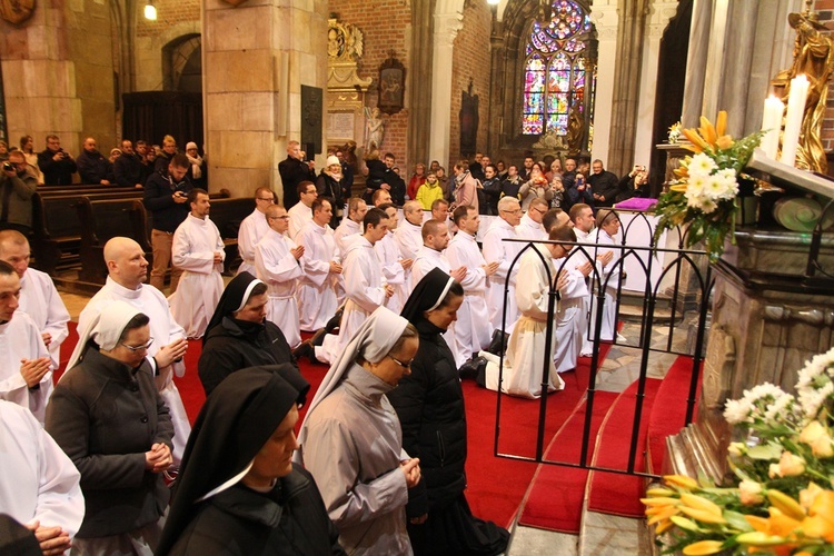 Święto patronalne abp. Józefa Kupnego i nowi nadzwyczajni szafarze Komunii św.