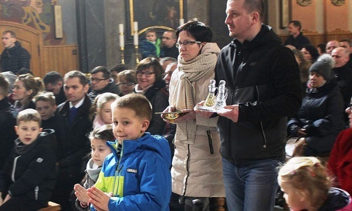 Bielsko-żywieckie rodziny Domowego Kościoła podczas Mszu św. u Matki Bożej Inwałdzkiej.