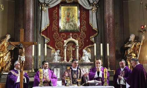 Ks. Krzysztof Moskal, proboszcz z Rzyk, przewodniczył Mszy św. dla Domowego Kościoła w Inwałdzie.