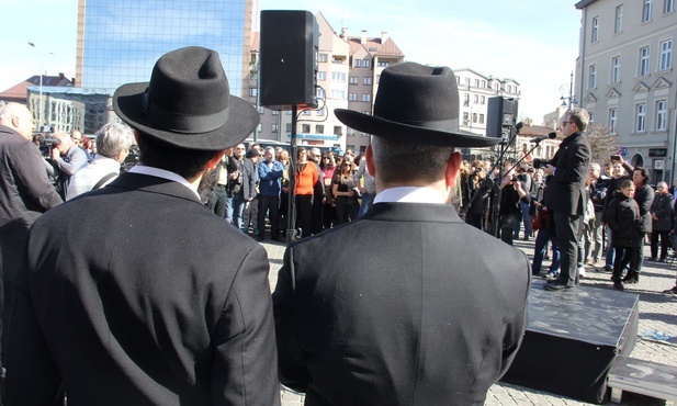 W marszu szli krakowianie oraz licznie reprezentowana społeczność żydowska.