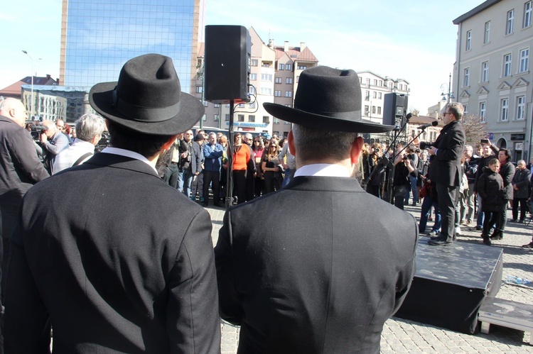 W marszu szli krakowianie oraz licznie reprezentowana społeczność żydowska.