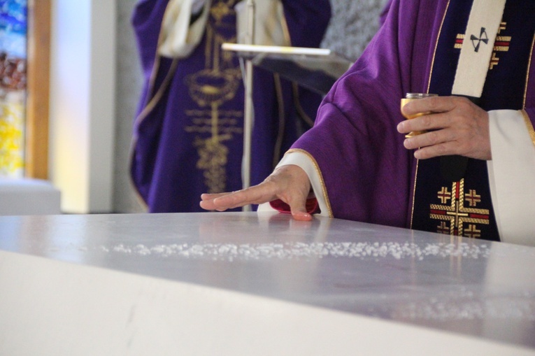 Poświęcenie ołtarza i prezbiterium w Bojszowach Nowych