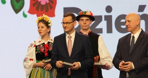 Premier Morawiecki wręczył odznaczenia zasłużonym sołtysom.