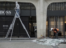 Macron rozważa całkowity zakaz demonstracji na Polach Elizejskich