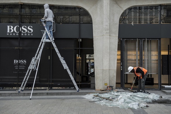 Macron rozważa całkowity zakaz demonstracji na Polach Elizejskich