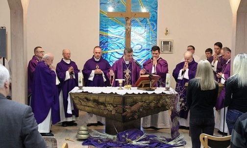 Bp Roman Pindel przewodniczył uroczystości poświęcenia kaplicy św. Józefa w ośrodku terapii młodzieży "Nadzieja".