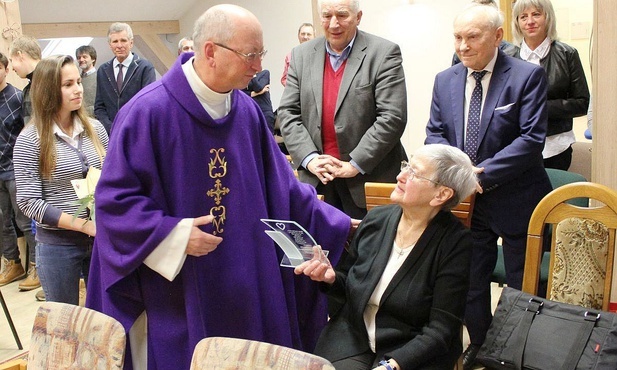 Fundatorka "Nadziei" 88-letnia Helena Grodzka przyjmuje podziękownie z rąk ks. Józefa Walusiaka.