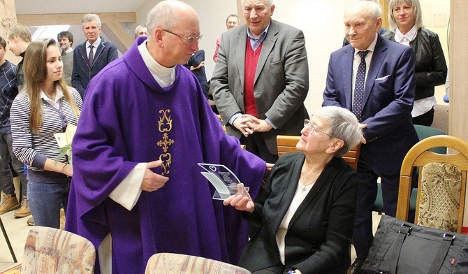 Fundatorka "Nadziei" 88-letnia Helena Grodzka przyjmuje podziękownie z rąk ks. Józefa Walusiaka.