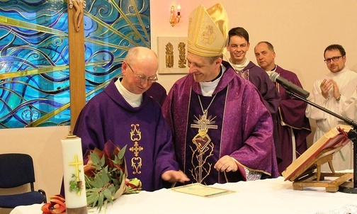 Bp Roman Pindel i ks. Józef Walusiak podczas uroczystości poświęcenia kaplicy św. Józefa w komorowickiej "Nadziei".