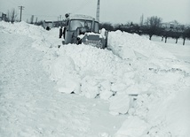 Na ulice, aby oczyścić drogi ze śniegu, wyjechały buldożery, a nawet gąsienicowe pojazdy wojskowe 
