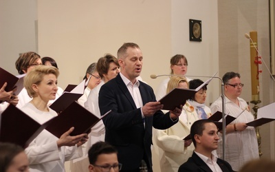 Jutrznię wykonał chór parafii garnizonowej w Skierniewicach.