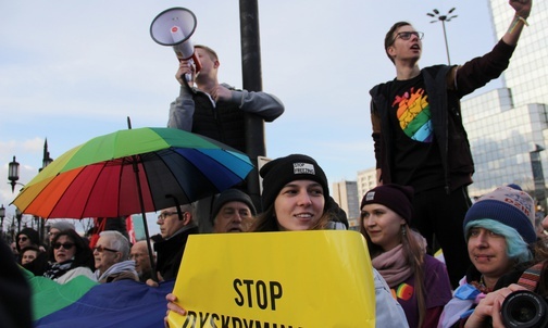 Protest rodziców próbowała zakłócić grupa osób z tęczowymi flagami.