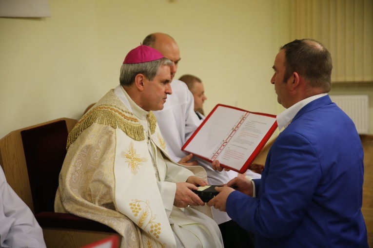 Neokatechumeni otrzymali księge Liturgii Godzin 