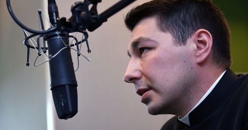 Diakoni przed mikrofonem Polskiego Radia Koszalin