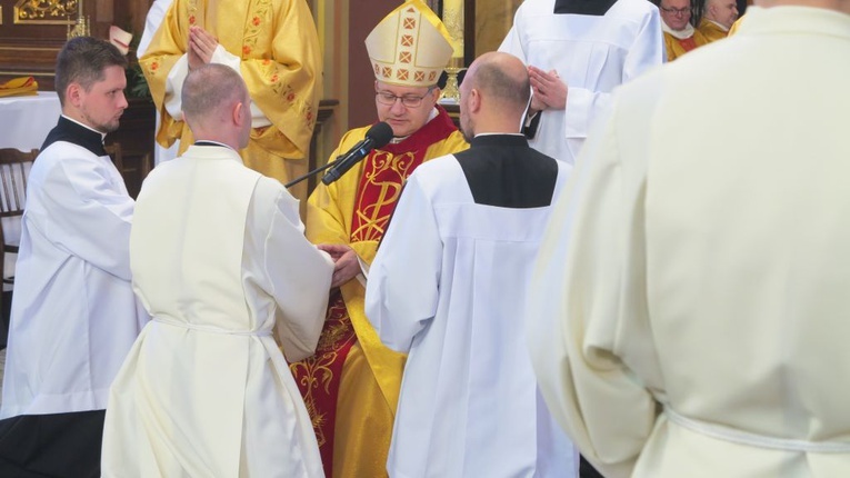 Święcenia diakonatu przyjęło trzech kleryków saletynów.