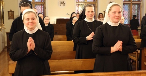 Obłóczyny s. Faustyny i s. Klary w Zgromadzeniu Sióstr Bożego Serca Jezusa