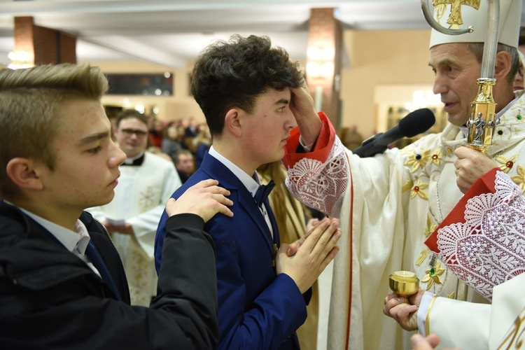 Bierzmowanie u Matki Bożej Nieustającej Pomocy w Mielcu - cz. 2