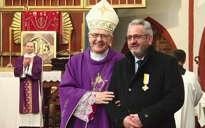 W imieniu papieża bp Dajczak odznaczył J. Kazimierskiego medalem Benemerenti.