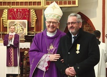 W imieniu papieża bp Dajczak odznaczył J. Kazimierskiego medalem Benemerenti.