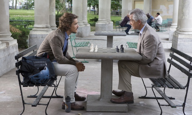 Brenton Thwaites i David Strathairn 