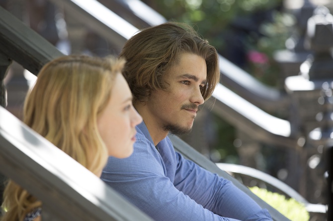 Yael Grobglas i Brenton Thwaites