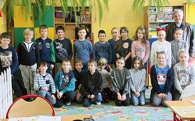Dzieci z klasy III przygotowują się do Pierwszej Komunii.