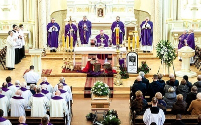 Liturgia żałobna w kościele pw. św. Stanisława Kostki.