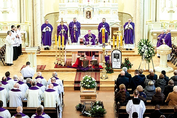Liturgia żałobna w kościele pw. św. Stanisława Kostki.