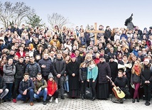 Uczestnicy jubileuszowej 15. pielgrzymki po zakończeniu nabożeństwa Drogi Krzyżowej.