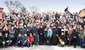 Uczestnicy jubileuszowej 15. pielgrzymki po zakończeniu nabożeństwa Drogi Krzyżowej.