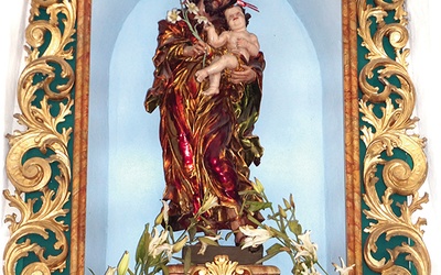 Figura Oblubieńca Maryi znajduje się w ołtarzu głównym kościoła w Bolesławowie.