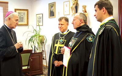 Biskup Piotr Libera wręczył dekret i pobłogosławił działalność nowego stowarzyszenia. Ubrani w mantule i pektorał (od lewej): Artur Wiśniewski, Janusz Paczkowski i Piotr Sękowski.